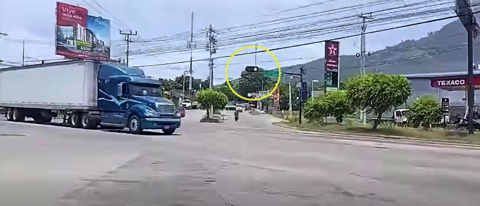 Motociclista denuncia que casi es arrollado por conductor de tráiler que irrespetó luz roja del semáforo