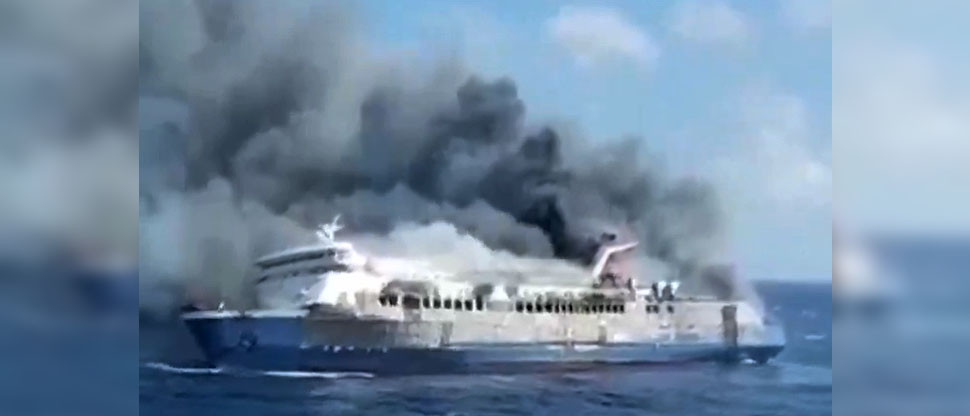Cinco fallecidos y más de 40 desaparecidos tras incendio de un ferry en Indonesia