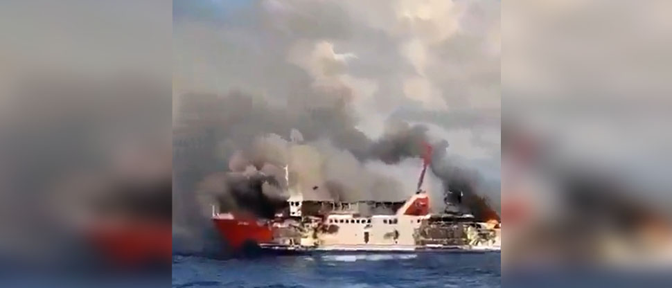Un ferry con más de 100 personas a bordo se incendia en Indonesia