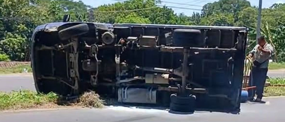 Conductor pierde el control del vehículo y vuelca en carretera Claudia Lars, La Libertad
