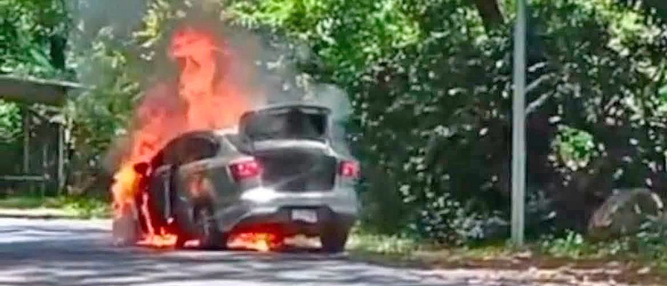 Conductor vive momentos de angustia al ver su camioneta incendiándose
