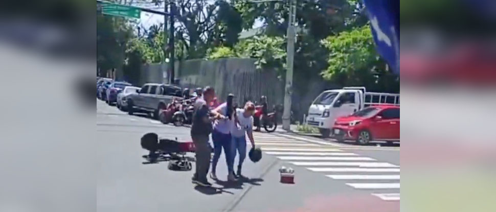 Auxilian a mujer motociclista que se accidentó sobre la 25 avenida norte en San Salvador