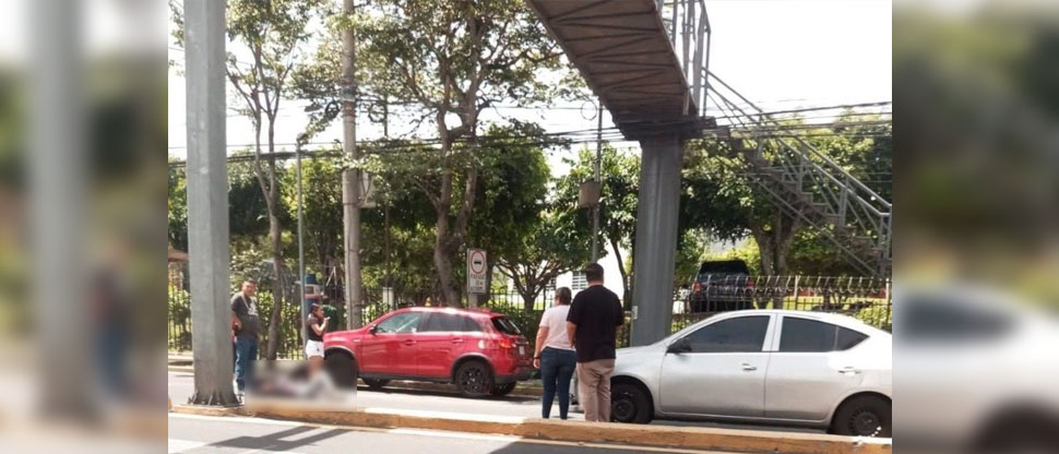 Atropellan a dos peatones que cruzaban la calle, pero debajo de una pasarela en Ciudad Merliot