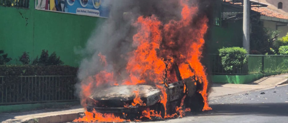 Vehículo termina en cenizas tras incendiarse en Chalatenango