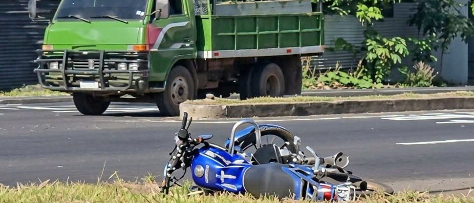 Adolescente de 15 años que se conducía en motocicleta pierde la vida al accidentarse en Sonsonate