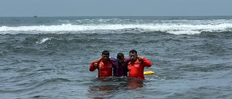 Guardavidas rescatan con éxito a hombre que estuvo a punto de ahogarse en playa San Blas