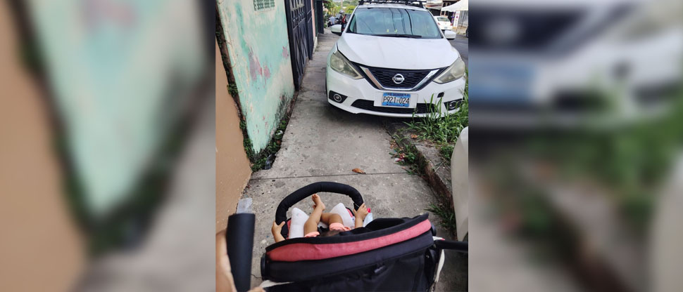 Mujer denuncia a conductor por bloquear el paso peatonal en Ciudad Merliot