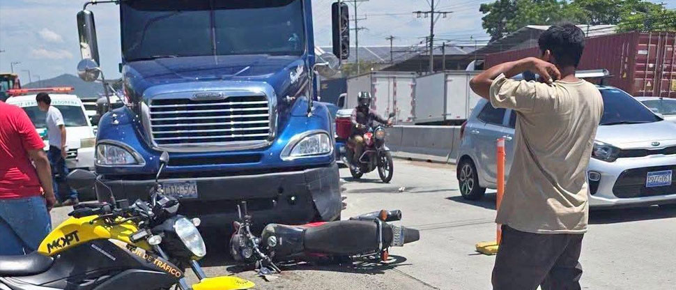 Motociclista termina en el hospital tras chocar contra cabezal en carretera Panamericana