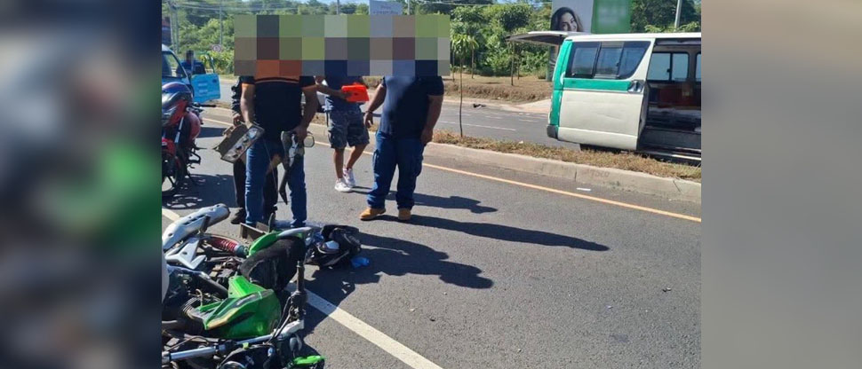 Auxilian a motociclista que se accidentó en Periférico Gerardo Barrios, en San Miguel