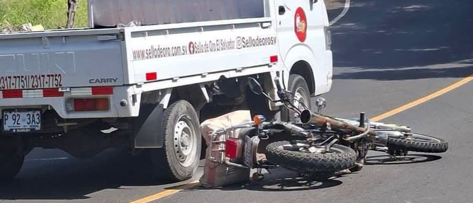 Accidente de tránsito termina con motociclista lesionado en el hospital
