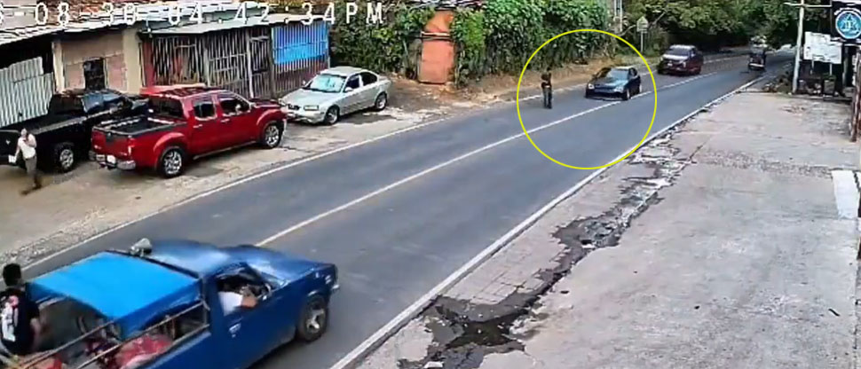 Se salvó de milagro: peatón intenta cruzar la calle y casi termina arrollado por dos vehículos