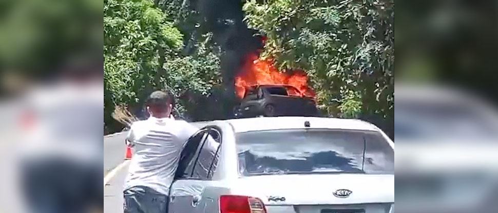 Vehículo Kia Soul se incendia en carretera a Jujutla