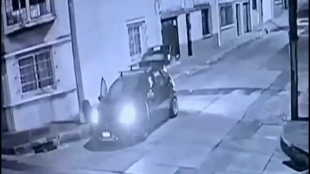 Este es el instante cuando arrojan a la calle el cadáver de una mujer en la capital de Guatemala