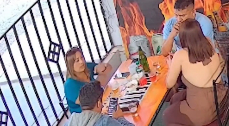 Captan instante cuando le quitan la vida a una abogada mientras almorzaba en Perú