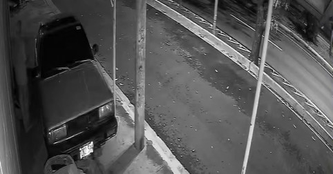 Piden los “3 Doritos Después” contra ladrón captado abriendo un carro en Santa Ana