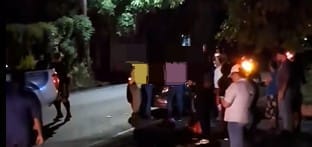Acompañante de motociclista sale impulsada tras choque y se incrusta en el parabrisas de carro particular