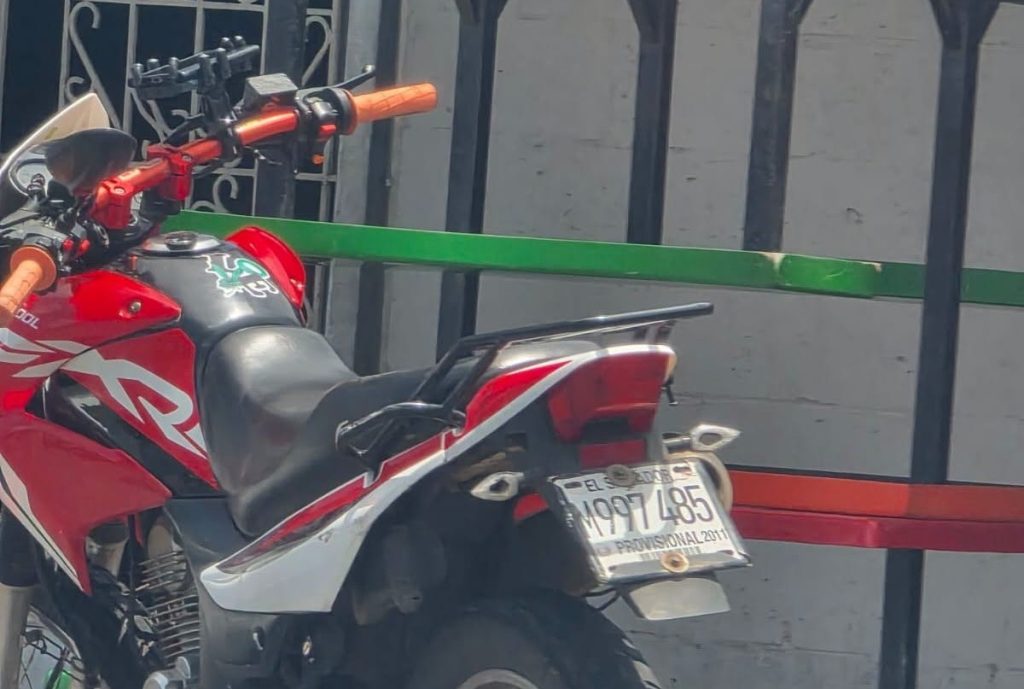 Peatón resultó lesionado tras ser atropellado por una moto en la colonia Sensunapán, Sonsonate