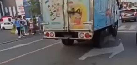 VIDEO: peatón sale volando por el aire al ser atropellado tras cruzar la calle con el semáforo en verde