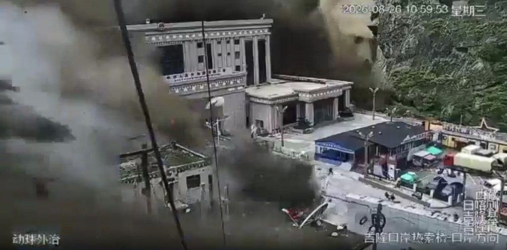 Poderosa avalancha de lodo y tierra arrasa el distrito de Rasuwa en la frontera entre China y Nepal