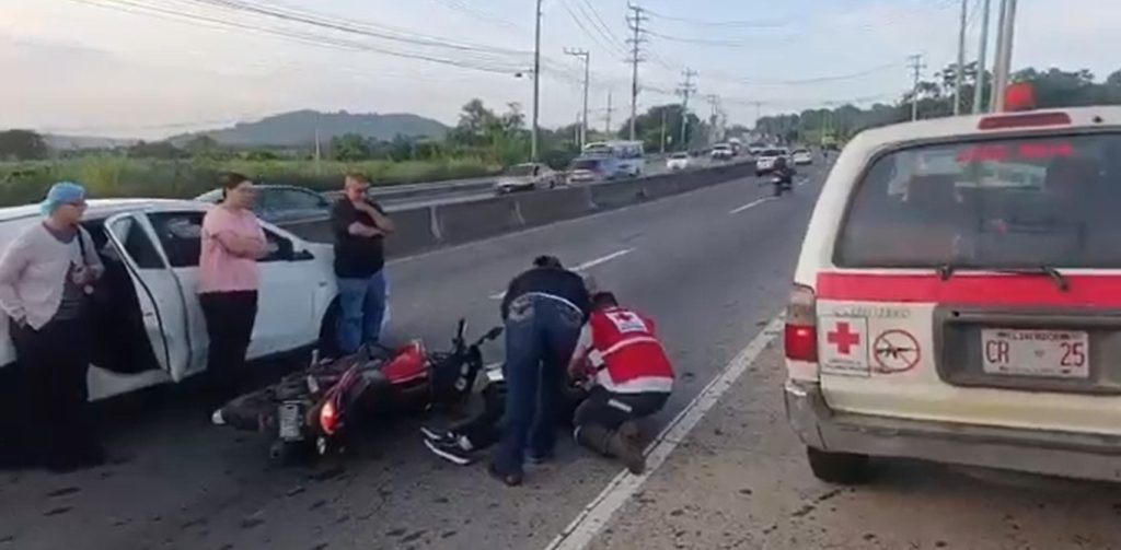 Motociclista resulta lesionado tras chocar con un carro en la prolongación del bulevar Constitución