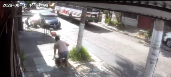 VIDEO: buscan a automovilista que embistió a un sorbetero con su carretón y se dio a la fuga