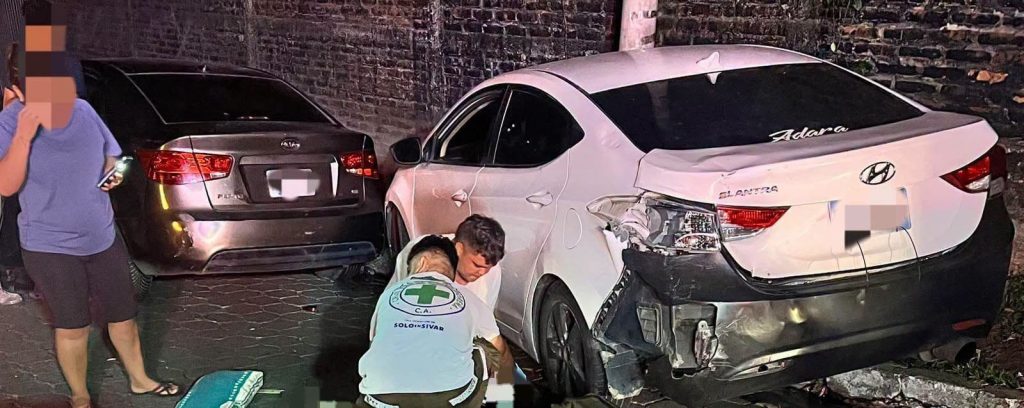 Motociclista se lesiona tras chocar contra un carro estacionado en Lourdes Colón