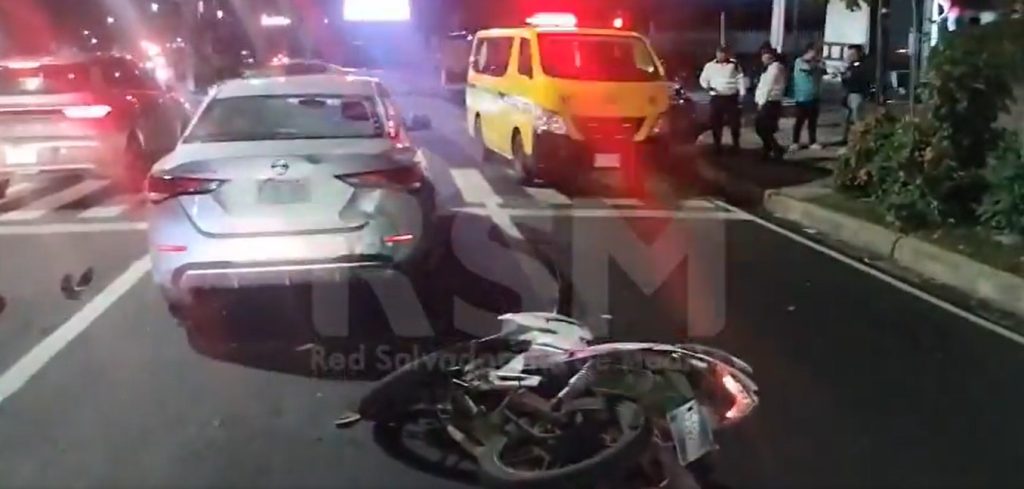 Motociclista resulta lesionado tras chocar contra carro que hacía el alto en el semáforo