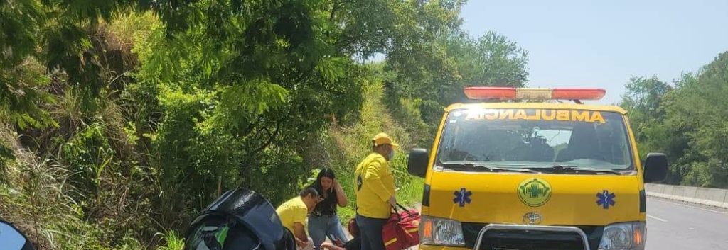 2 motociclistas resultan lesionados tras chocar contra carro en carretera a Zacatecoluca