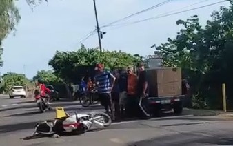Motociclista resulta lesionado tras chocar contra pick up en calle a Puerto Parada