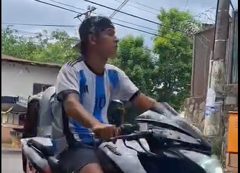 Captan a joven motociclista conduciendo sin utilizar casco de seguridad en Berlín, Usulután