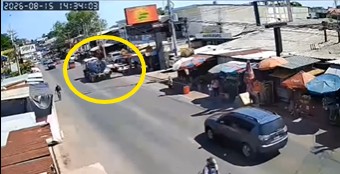 Este es el momento exacto cuando pipa de agua le pasa por encima a una motociclista