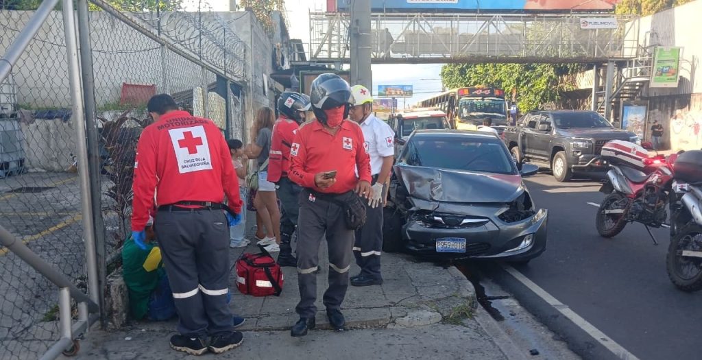 Trasladan al hospital a motociclista tras fuerte choque en la 49 avenida sur