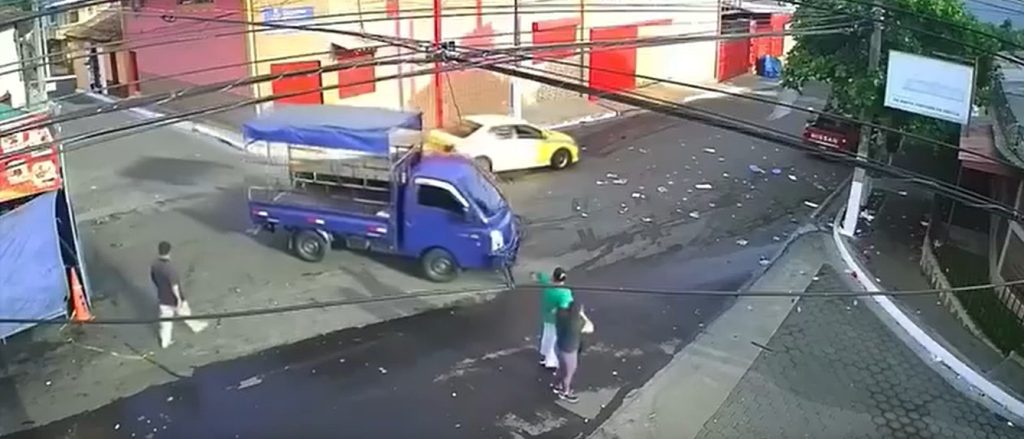 Captan momento justo cuando camión pasa sobre hombre que estaba acostado en la calle