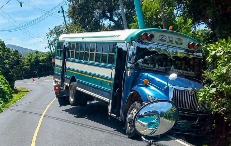 Bus lleno de pasajeros se accidenta en la ruta de Los Naranjos
