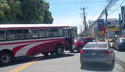 Bus que cruzó la doble línea amarilla choca de frente contra pick up que salía de gasolinera