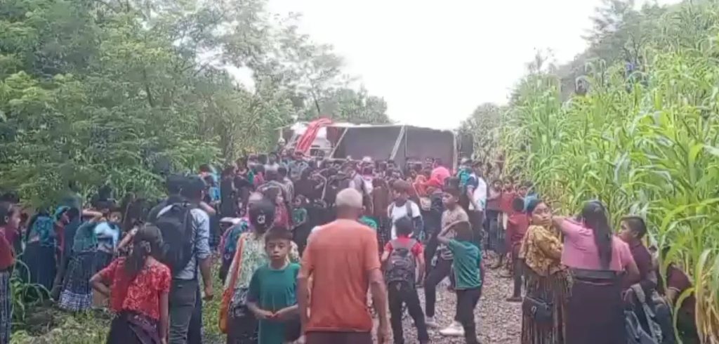 GUATEMALA: camión que transportaba estudiantes cae en barranco en Alta Verapaz, hay 13 lesionados