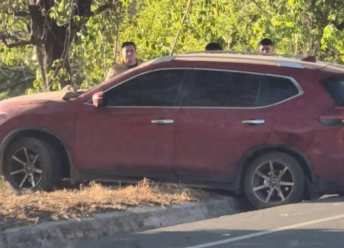 Camioneta se encuneta en el desvío El Foco, Morazán