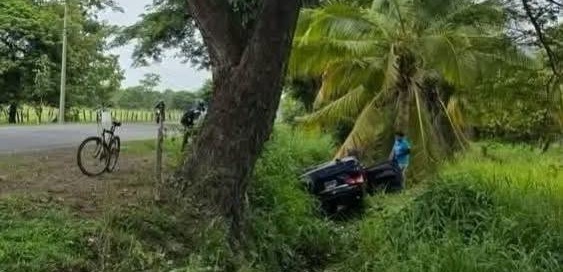 Carro vuelca y cae en canaleta tras salirse de la carretera en Usulután