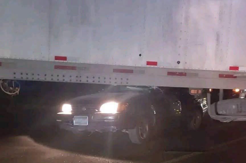 Carro particular queda incrustado debajo de rastra en Candelaria de la Frontera