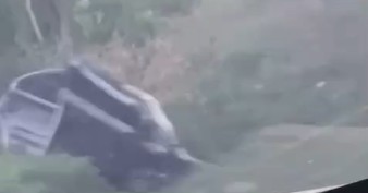 Automovilista se sale de la calle y termina en canaleta en la carretera a San Rafael Oriente