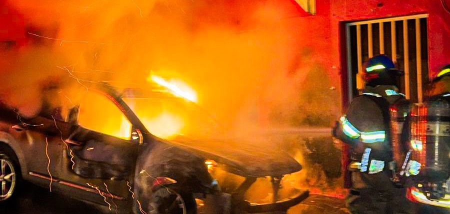 Carro queda reducido a cenizas tras voraz incendio en Sonsonate