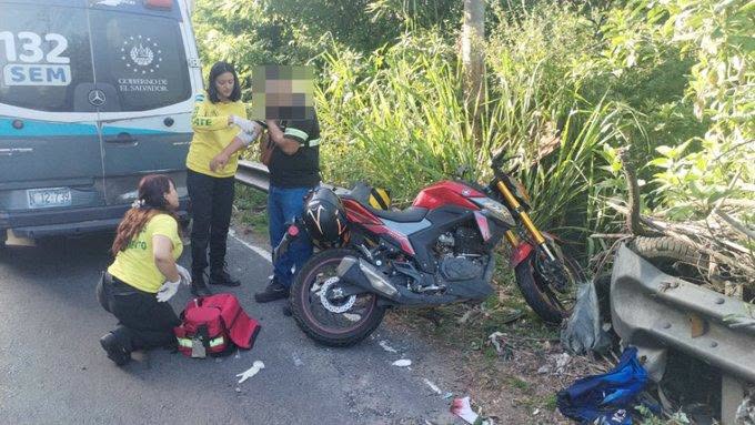 Motociclista se confunde y provoca choque en el puente de Agua Caliente, Soyapango