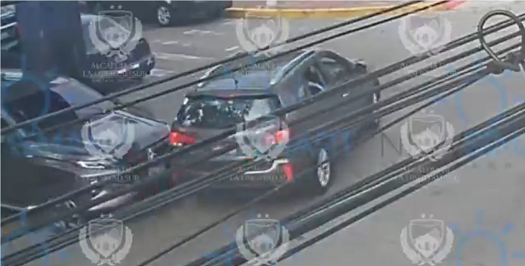 Captan choque entre dos carros en el distrito de Santa Tecla