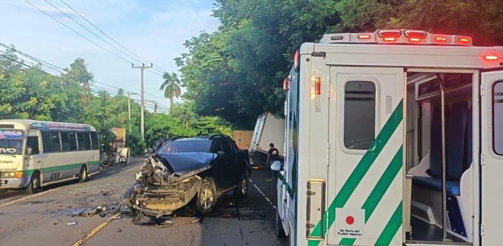 3 lesionados es el saldo de aparatoso choque entre carro particular y camión en El Tunco