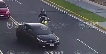Automovilista que hace giro prohibido y motociclista circulando en sentido contrario provocan choque 