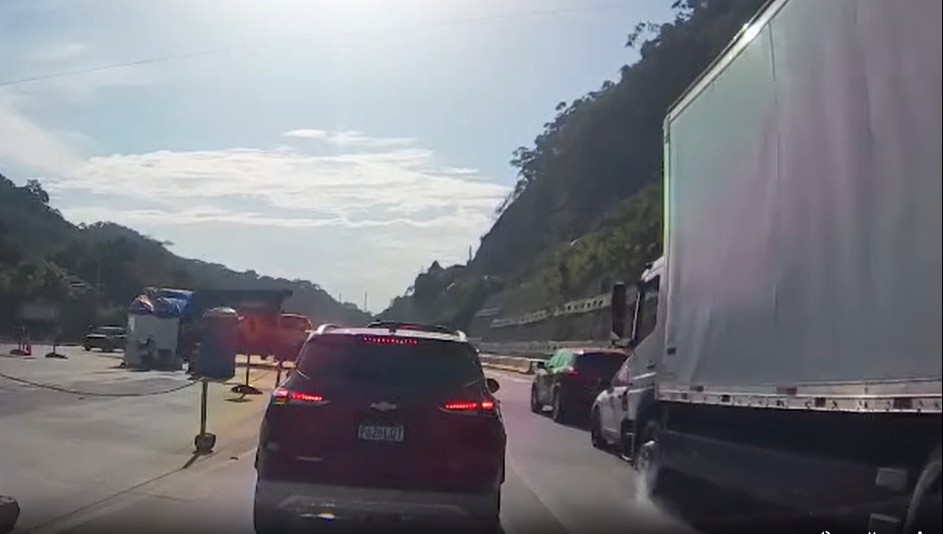 Captan momento exacto cuando camión choca contra carro particular en la carretera Los Chorros