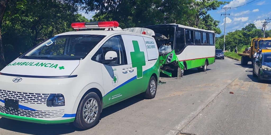 3 lesionados es el saldo de un aparatoso choque entre bus y carro particular en Nejapa
