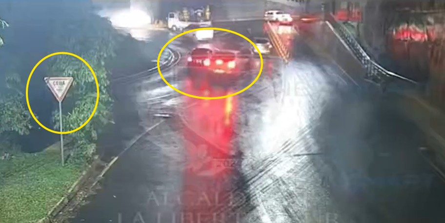 Imprudencia al conducir provoca nuevo choque en el redondel Utila, Santa Tecla