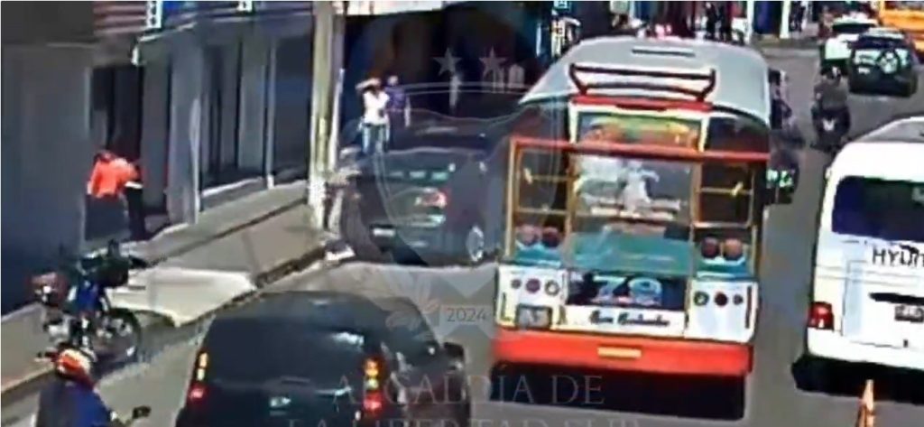 Imprudencia al conducir provoca choque en Santa Tecla