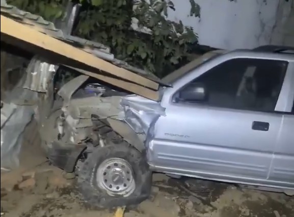 Conductor de camioneta choca contra rastra y después contra vivienda y se da a la fuga